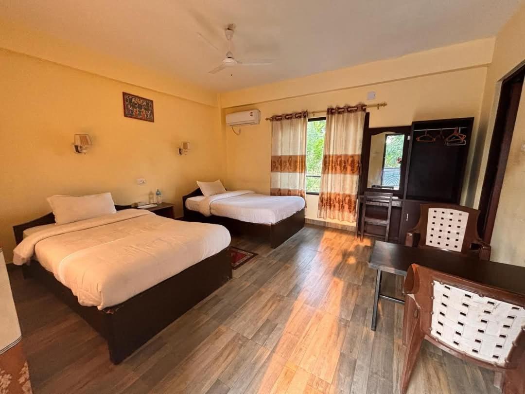 Silent Park Hotel Sauraha Exterior foto